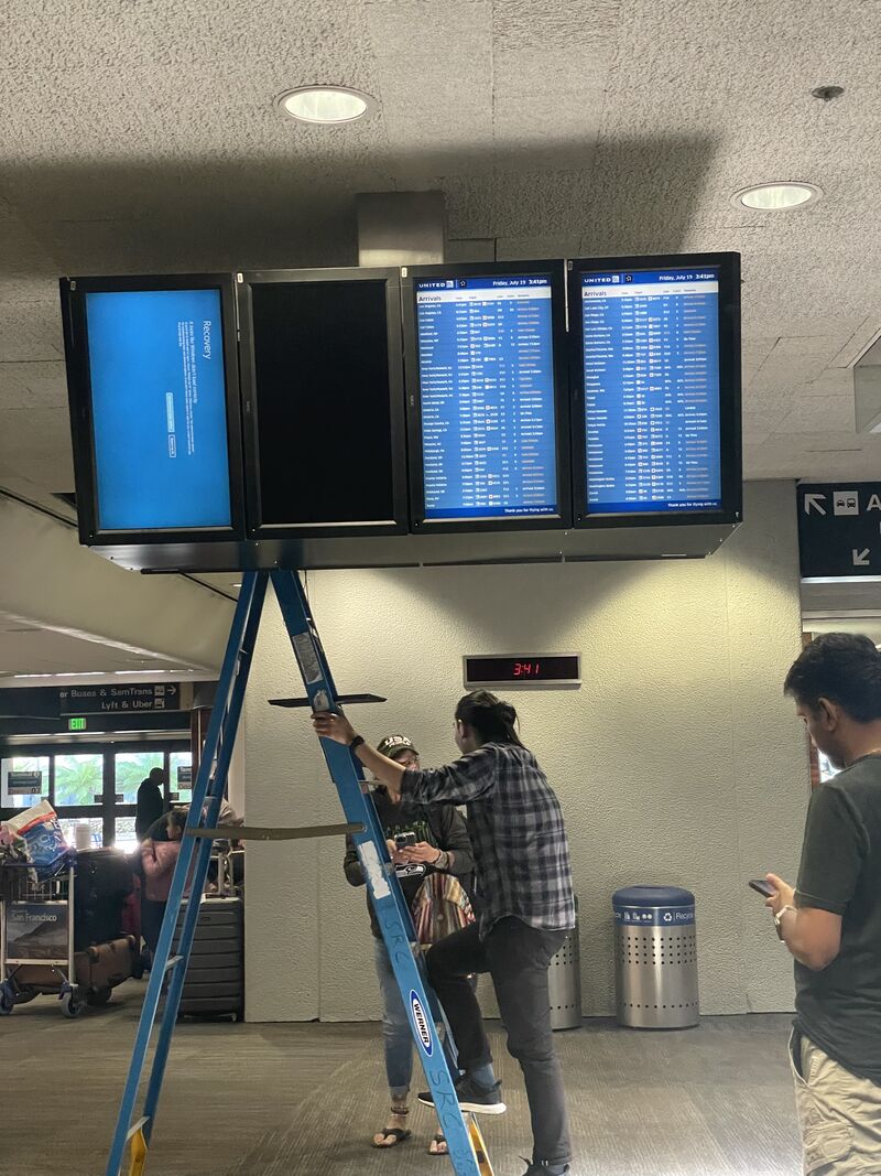 Manually rebooting Windows at United baggage claim - SFO